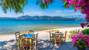 Griechenland Tische am Strand iStock Balate Dorin